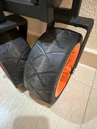 Carro de playa plegable negro y naranja