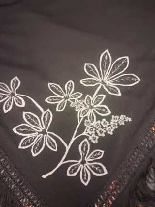 Chal negro con bordado floral y flecos