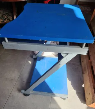 Escritorio azul con bandeja y ruedas