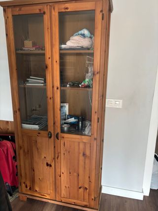 Vitrina de madera y cristal