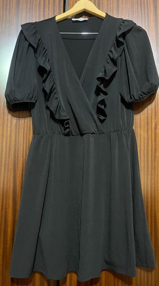 Vestido negro con volantes