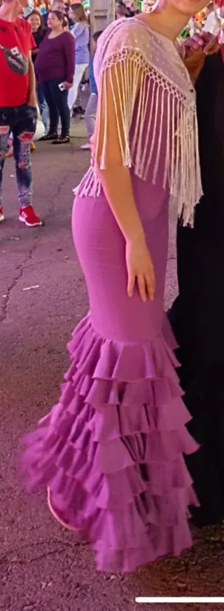 Traje de flamenca morado con volantes
