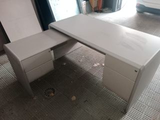 Distintas piezas de mobiliario para oficina