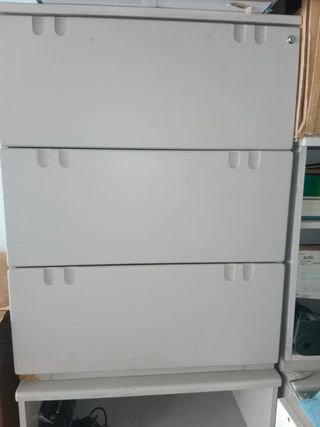 Distintas piezas de mobiliario para oficina