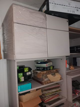 Distintas piezas de mobiliario para oficina