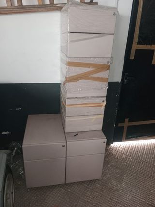 Distintas piezas de mobiliario para oficina