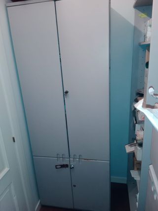 Distintas piezas de mobiliario para oficina