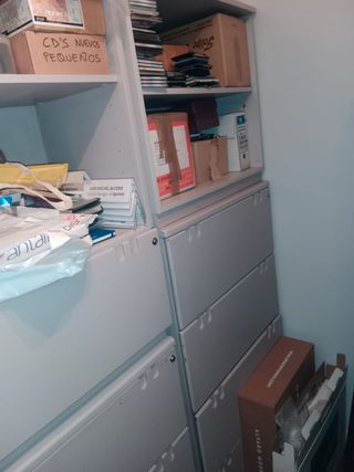 Distintas piezas de mobiliario para oficina