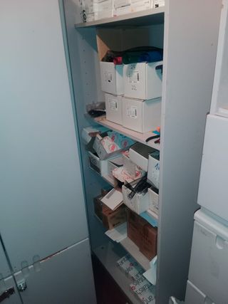 Distintas piezas de mobiliario para oficina