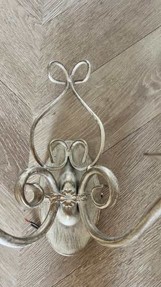 Lámpara de pared dorada y blanca