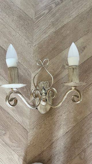 Lámpara de pared dorada y blanca