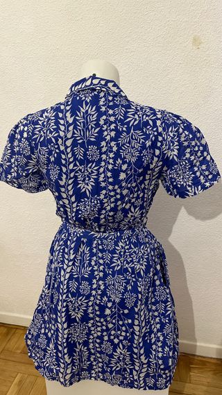 Vestido azul con estampado floral blanco
