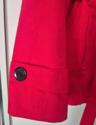 Chaqueta roja con capucha y cinturón