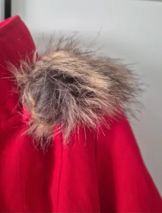 Chaqueta roja con capucha y cinturón