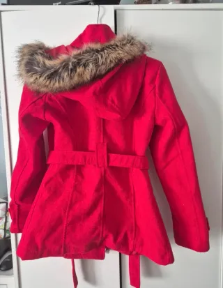Chaqueta roja con capucha y cinturón