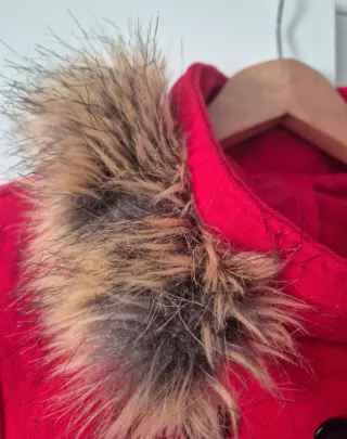 Chaqueta roja con capucha y cinturón