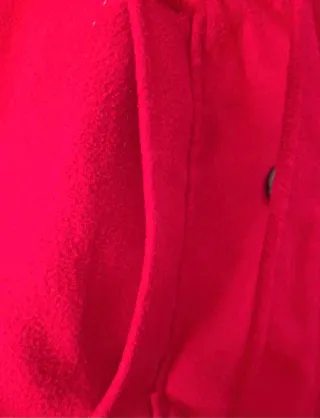 Chaqueta roja con capucha y cinturón
