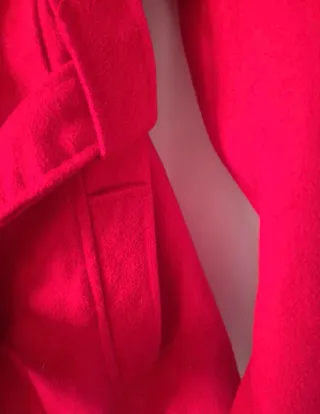 Chaqueta roja con capucha y cinturón