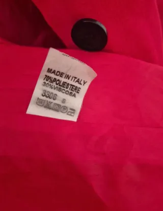 Chaqueta roja con capucha y cinturón