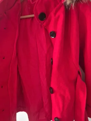 Chaqueta roja con capucha y cinturón