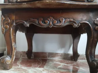 Mesilla antigua madera tallada