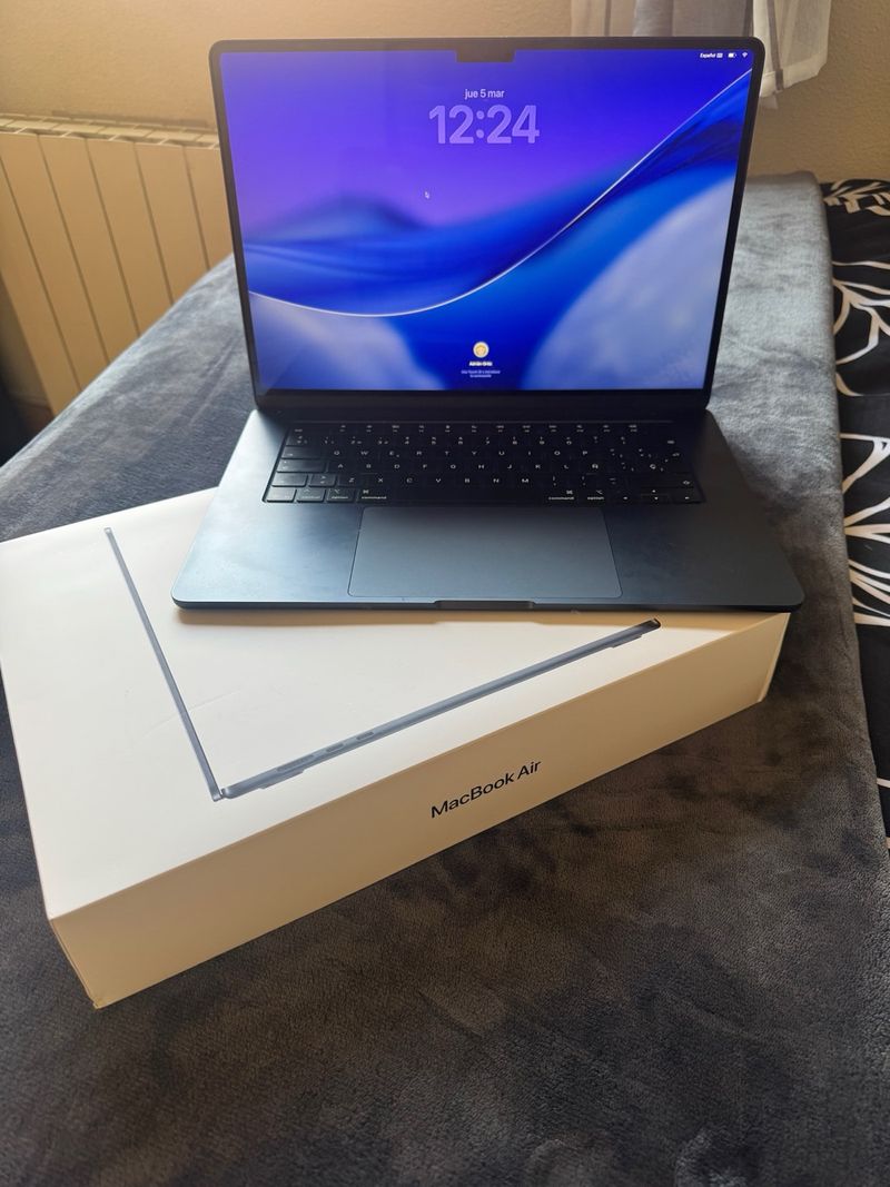 MacBook Air 15” M4 256GB Medianoche