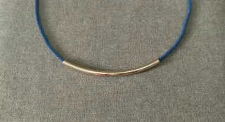 Collar azul con tubo dorado