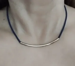 Collar azul con tubo dorado
