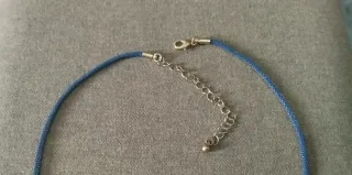 Collar azul con tubo dorado