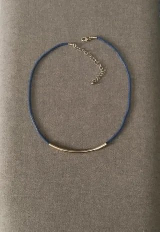 Collar azul con tubo dorado