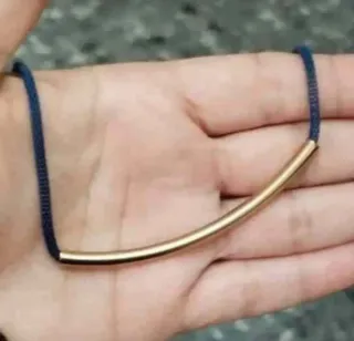 Collar azul con tubo dorado