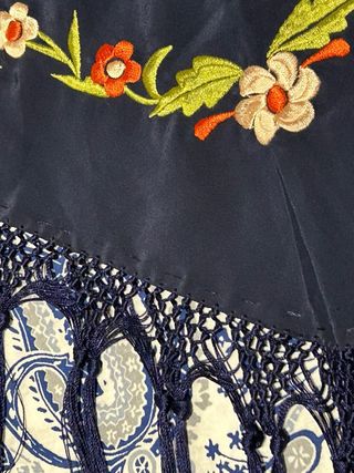 Mantoncillo Flamenca Azul marino Bordado.
