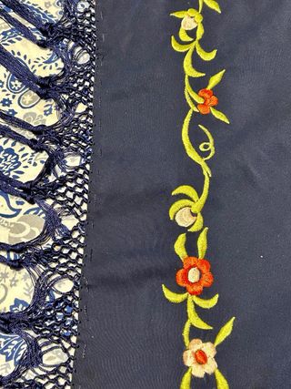 Mantoncillo Flamenca Azul marino Bordado.