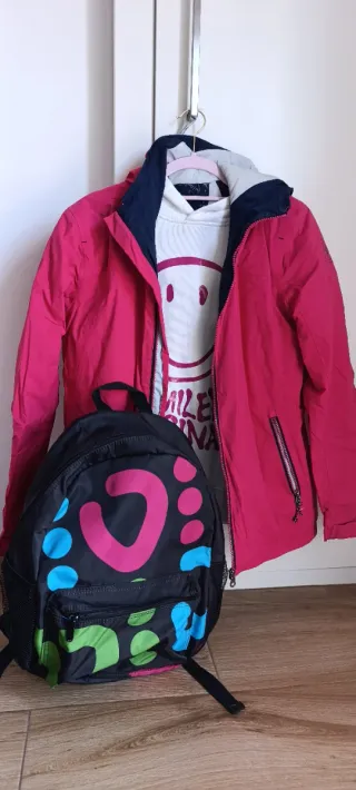 Conjunto deportivo chaqueta, sudadera y mochila