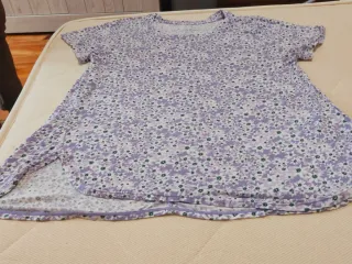 T-shirt viola con fiorellini bianchi