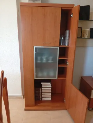 Mueble bar salón madera y cristal