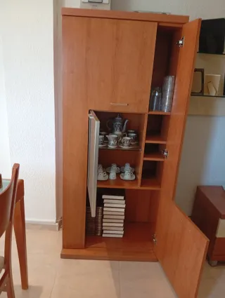 Mueble bar salón madera y cristal