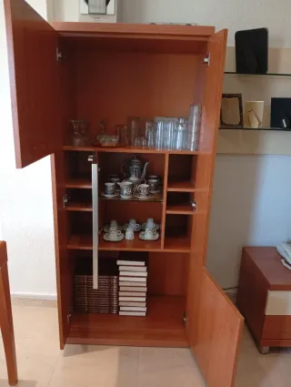 Mueble bar salón madera y cristal