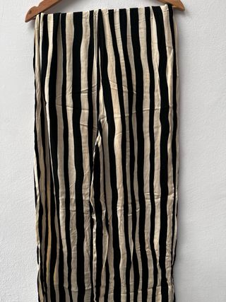 Mono de rayas beige y negro