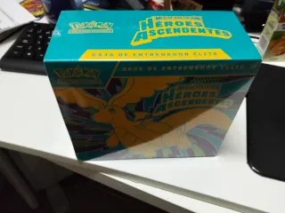 ETB Pokémon Héroes Ascendentes