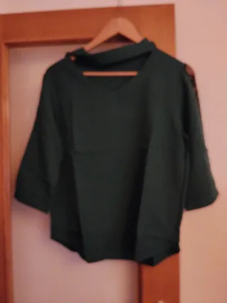 Blusa verde oscuro con encaje en mangas. Talla M