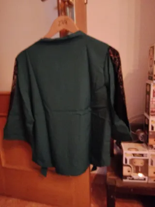 Blusa verde oscuro con encaje en mangas. Talla M