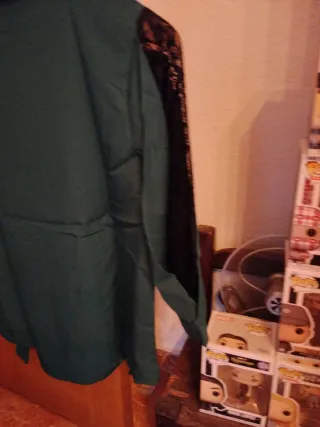 Blusa verde oscuro con encaje en mangas. Talla M