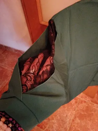 Blusa verde oscuro con encaje en mangas. Talla M