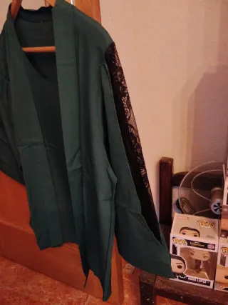 Blusa verde oscuro con encaje en mangas. Talla M
