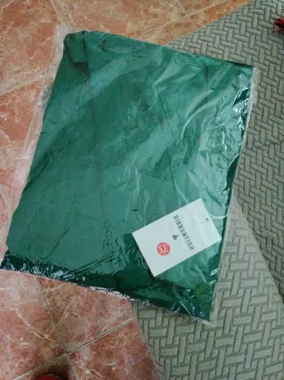 Blusa verde oscuro con encaje en mangas. Talla M