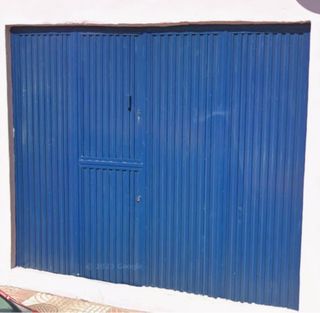 Puerta metálica azul 280x250 cm. No se hace envio