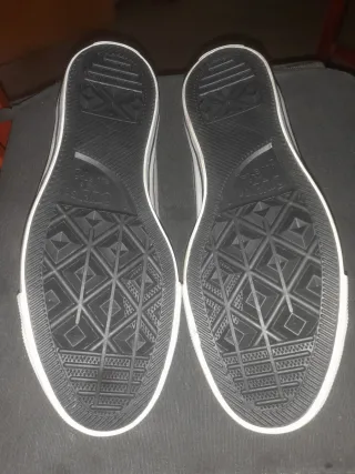 Zapatillas Converse grises y rojas