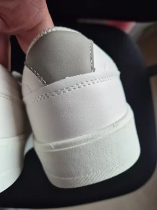 Zapatillas blancas nuevas sin estrenar