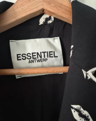 Blazer ESSENTIEL ANTWERP estampado labios